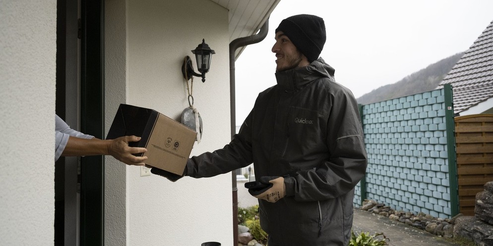 Ein Postbote übergibt ein Paket. Zuletzt wurden häufiger Pakete aus Briefkästen oder Hauseingängen geklaut.