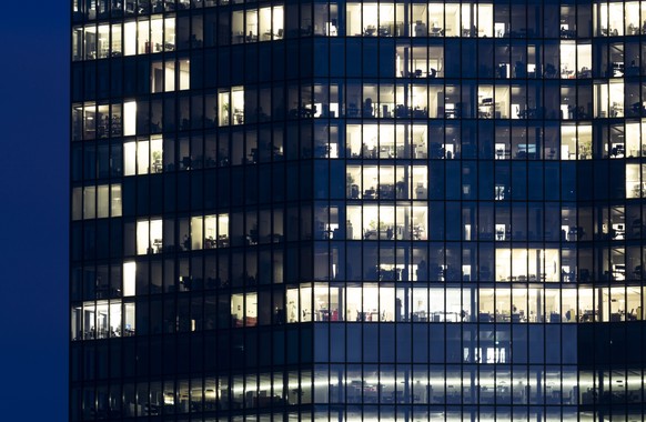 Das Buero-Hochhaus Prime-Tower fotografiert in der Daemmerung um 17:30 Uhr am ersten Tag des Teil-Lockdowns mit Home-Office-Pflicht, Montag am 18. Januar 2021 in Zuerich. (KEYSTONE/Gaetan Bally)