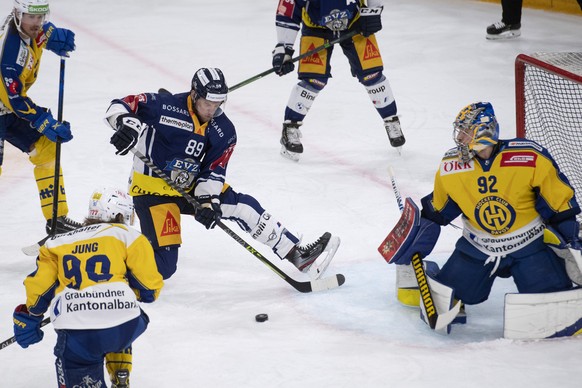 Justin Abdelkader, links, von Zug im Spiel gegen Torhueter Robert Mayer, rechts, von Davos beim Eishockey Meisterschaftsspiel in der Qualifikation der National League zwischen dem EV Zug und dem HC Da ...