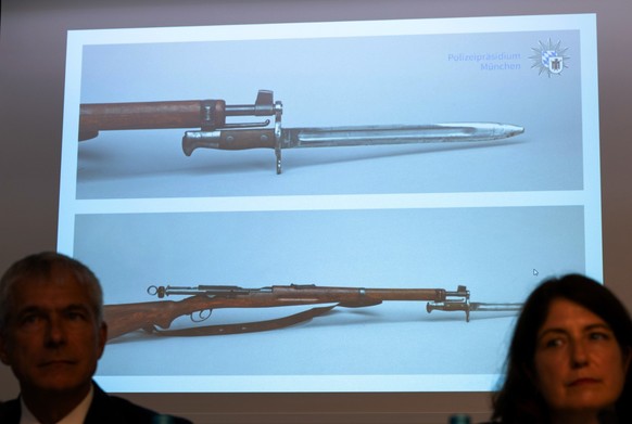 06.09.2024, Bayern, M�nchen: Fotos der Tatwaffe sind w�hrend einer Pressekonferenz des Polizeipr�sidiums M�nchen zum aktuellen Sachstand nach dem mutma�lichen Terroranschlag gestern in M�nchen zu sehe ...