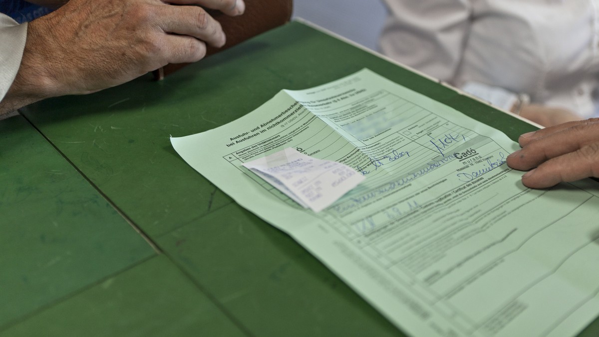 Shoppers from Switzerland wait at the border post in Constance, Germany, for their export papers to be stamped to reclaim the VAT on their shopping, pictured on September 3, 2011. (KEYSTONE/Martin Rue ...