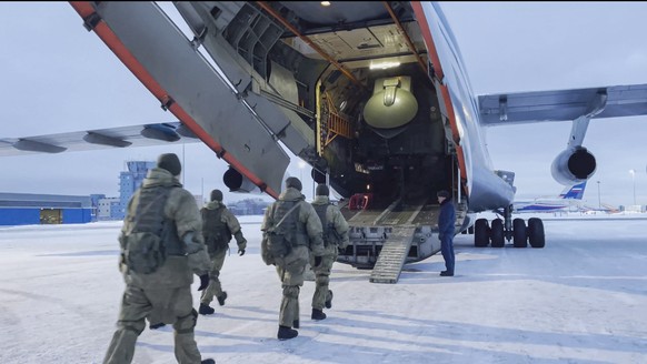 Russische Soldaten steigen in ein Transportflugzeug ein, Ziel: Kasachstan (aufgenommen in Moskau, 6. Januar 2022). 