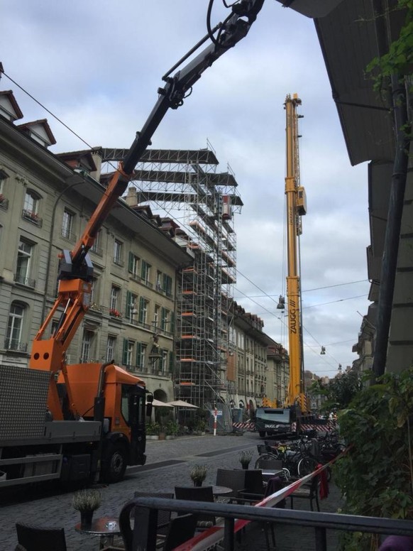 Ein Baugerüst droht einzustürzen.