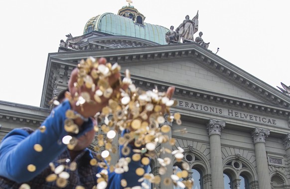 ARCHIV - ZUM SPARBESCHLUSS DES NATIONALRATS BEI DEN BUNDESFINANZEN 2017 STELLEN WIR IHNEN DIESES ARCHIVBILD ZUR VERFUEGUNG - Ein Chinesischer Tourist aus Shanghai laesst einige Muenzen der insgesamt 8 ...