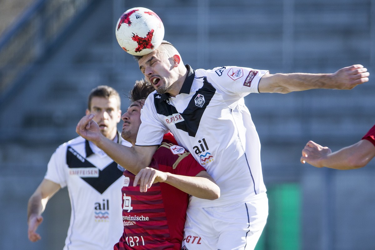 Vaduz' Albion Avdijaj, links, im Duell mit Luganos Vladimir Golemic, rechts, beim Fussballspiel der Super League zwischen dem FC Vaduz und dem FC Lugano im Rheinpark Stadion in Vaduz am Sonntag,  ...
