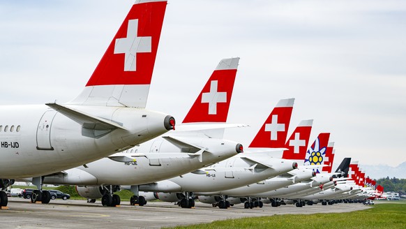 ARCHIVBILD ZUR PRAEZISIERUNG DES STELLENABBAUS BEI DER SWISS, AM DIENSTAG, 15. JUNI 2021 - coVIDE Photo Set - Grounded &quot;Swiss&quot; and &quot;Edelweiss&quot; airline airplane are pictured at the  ...