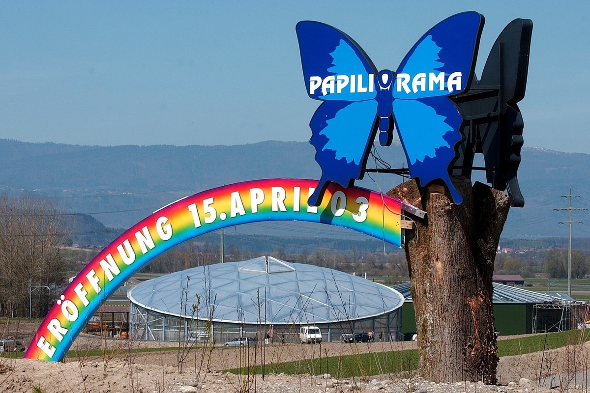La premiere des quatre bulles du nouveau Papiliorama installe a Kerzers/Chietres, FR, photographiee ce lundi 14 aril 2003, ouvrira ses portes demain aux nombreux visiteurs. Apres 10 mois de travaux, u ...