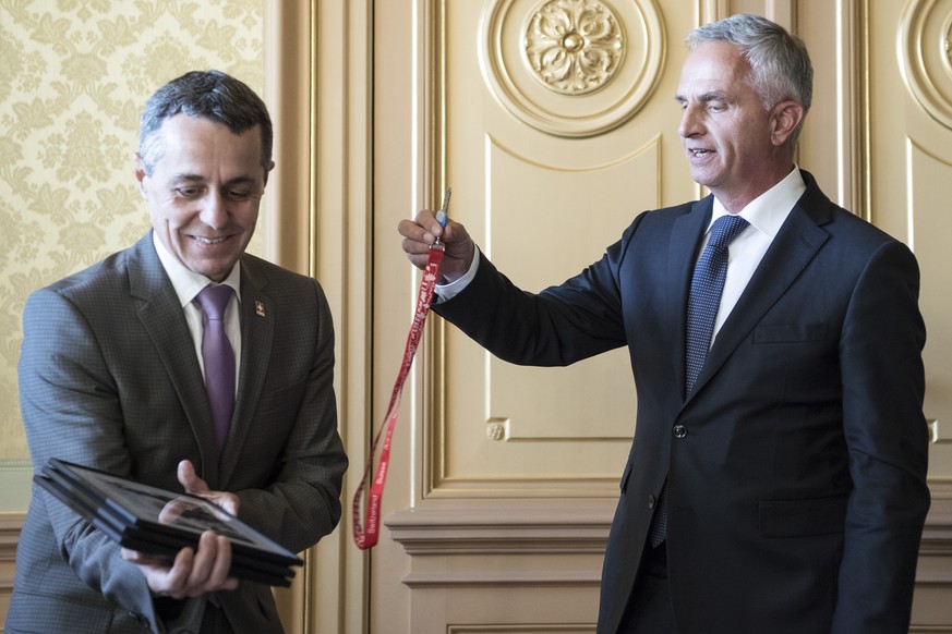 Bundesrat Didier Burkhalter, rechts, und sein Nachfolger Ignazio Cassis sprechen bei der Schluesseluebergabe des Departementes des EDA, am Dienstag, 31. Oktober 2017, in Bern. (KEYSTONE/POOL/Peter Sch ...