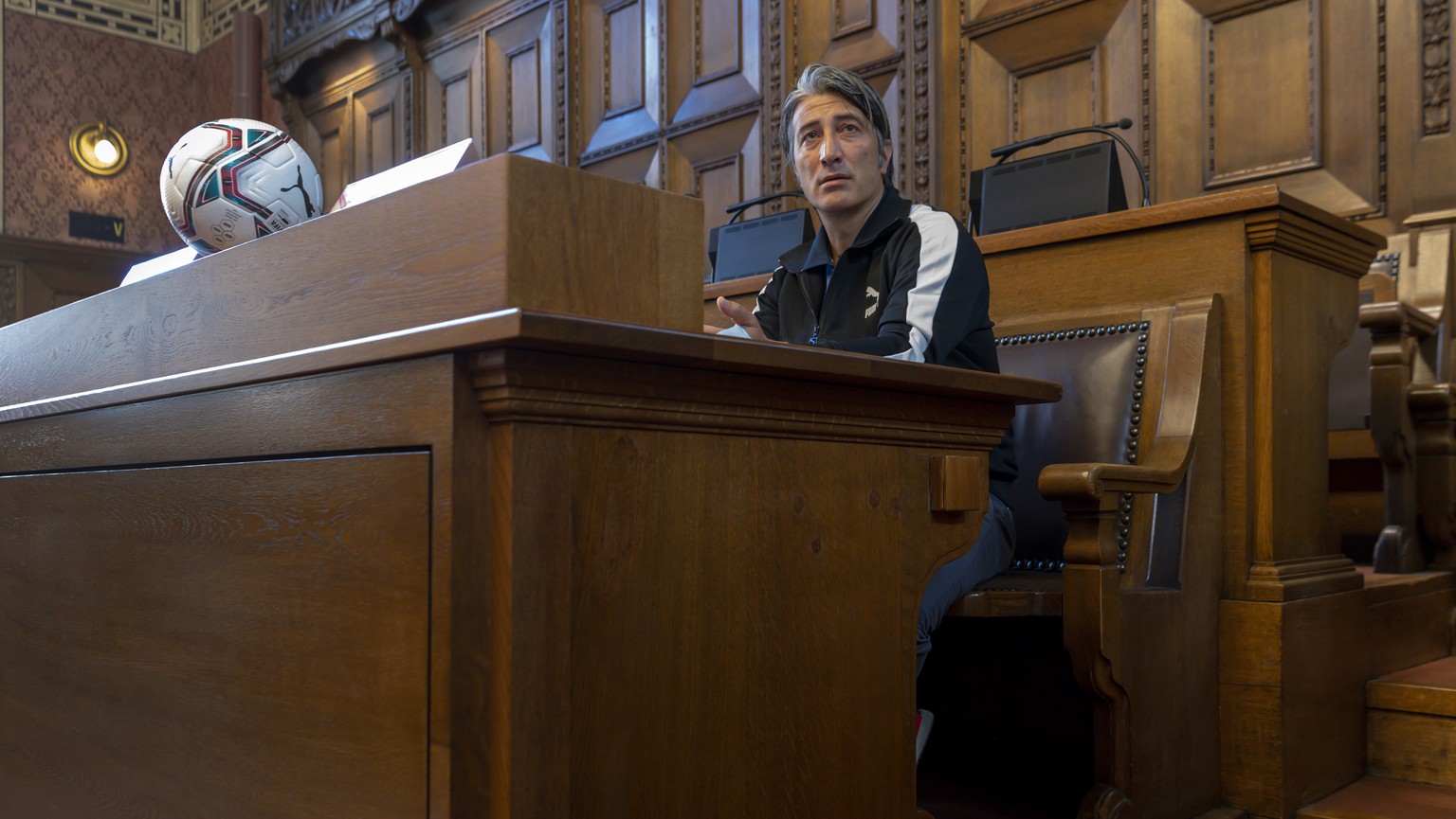 Murat Yakin, Trainer der Schweizer Fussballnationalmannschaft, gibt an einer Pressekonferenz das Kader fuer die bevorstehenden Laenderspiele bekannt, in Basel, am Freitag, 27. August 2021. (KEYSTONE/G ...