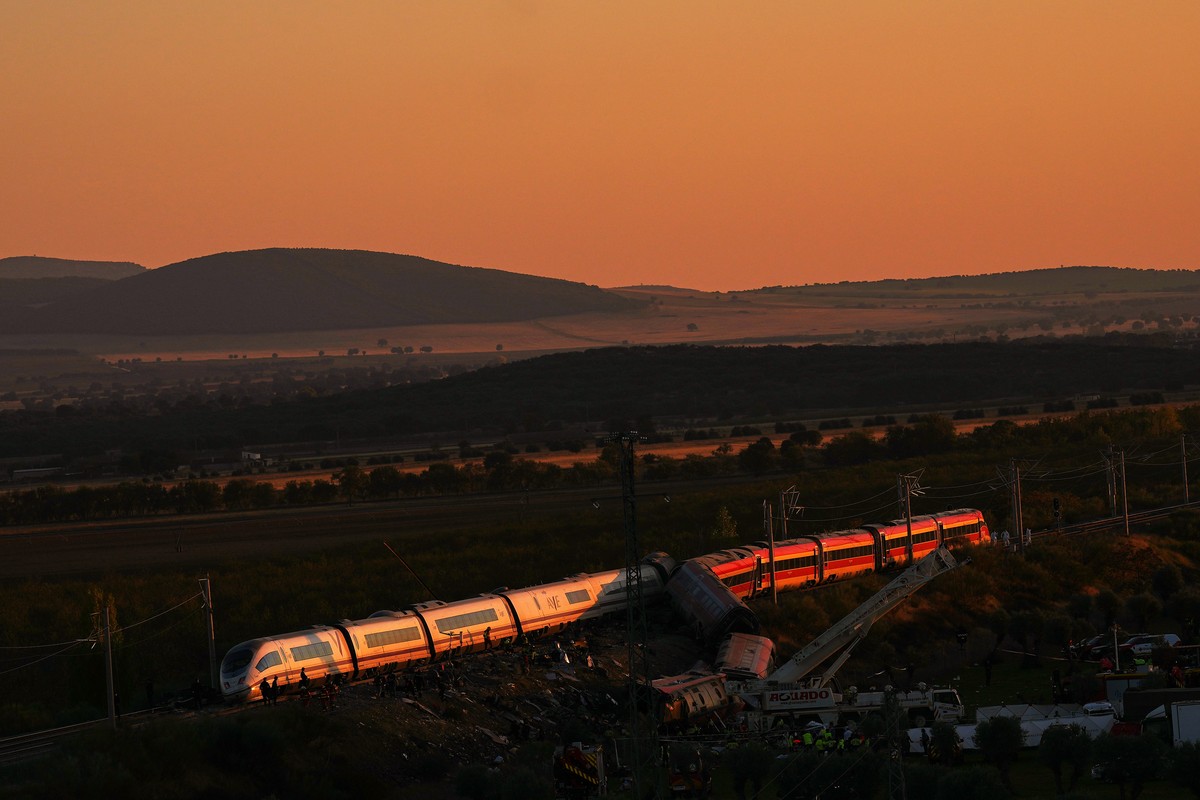 Emergency services work at the scene of a collision between two trains in Urda, Spain, on Wednesday, Oct. 28, 2026. (AP Photo/Manu Fernandez)
APTOPIX Spain Train Crash