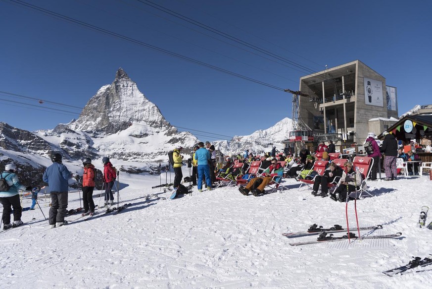 Solche Szenen (Trockener Steg, Zermatt 2019) will Angela Merkel diese Saison nicht sehen: Die deutsche Kanzlerin fordert, dass die europäischen Skigebiete den Betrieb ruhen lassen.
