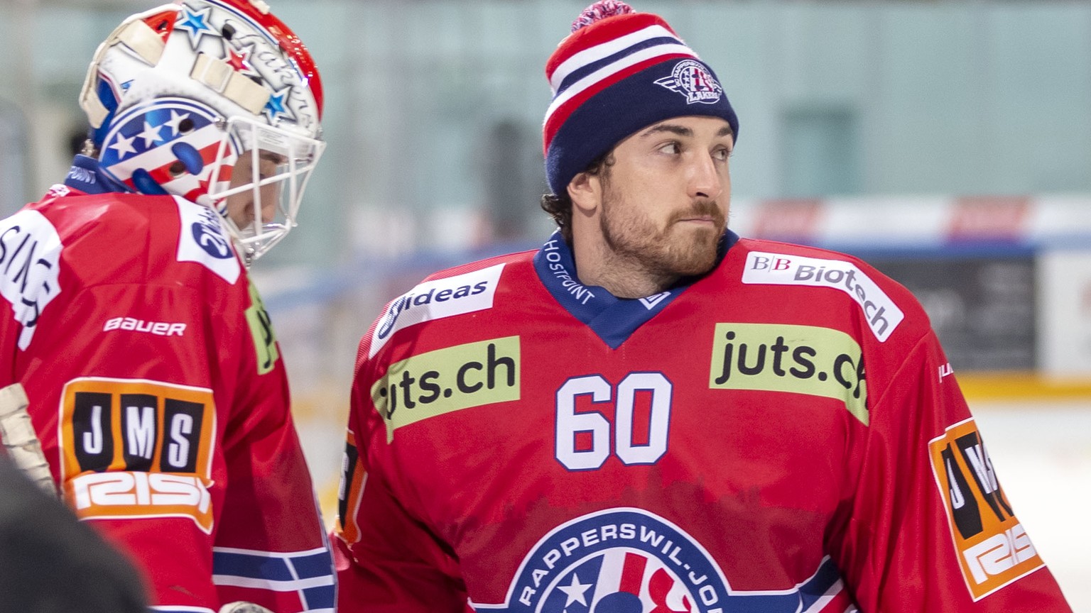 SC Rapperswil-Jona Lakers Torhueter Noel Bader, links, und Torhueter Melvin Nyffeler nach dem Eishockey-Meisterschaftsspiel der National League zwischen den SC Rapperswil-Jona Lakers und den SCL Tiger ...