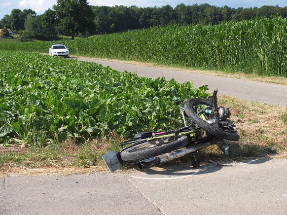 Bei einem tragischen Verkehrsunfall auf einen Feldweg in Bünzen im aargauischen Freiamt ist am 27. Juni 2018 ein 15-jähriger Mofafahrer tödlich verletzt worden. Auf einer Kreuzung kollidierte er mit e ...