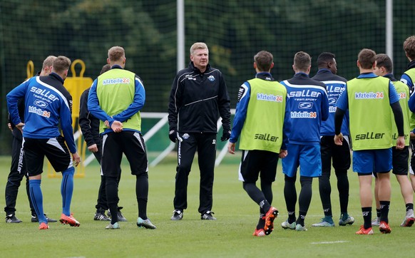 epa04977393 The new coach of the German 2. Bundesliga club SC Paderborn, Stefan Effenberg with this team at the training grounds in Paderborn, Germany, 14 October 2015. It&#039;s former national socce ...