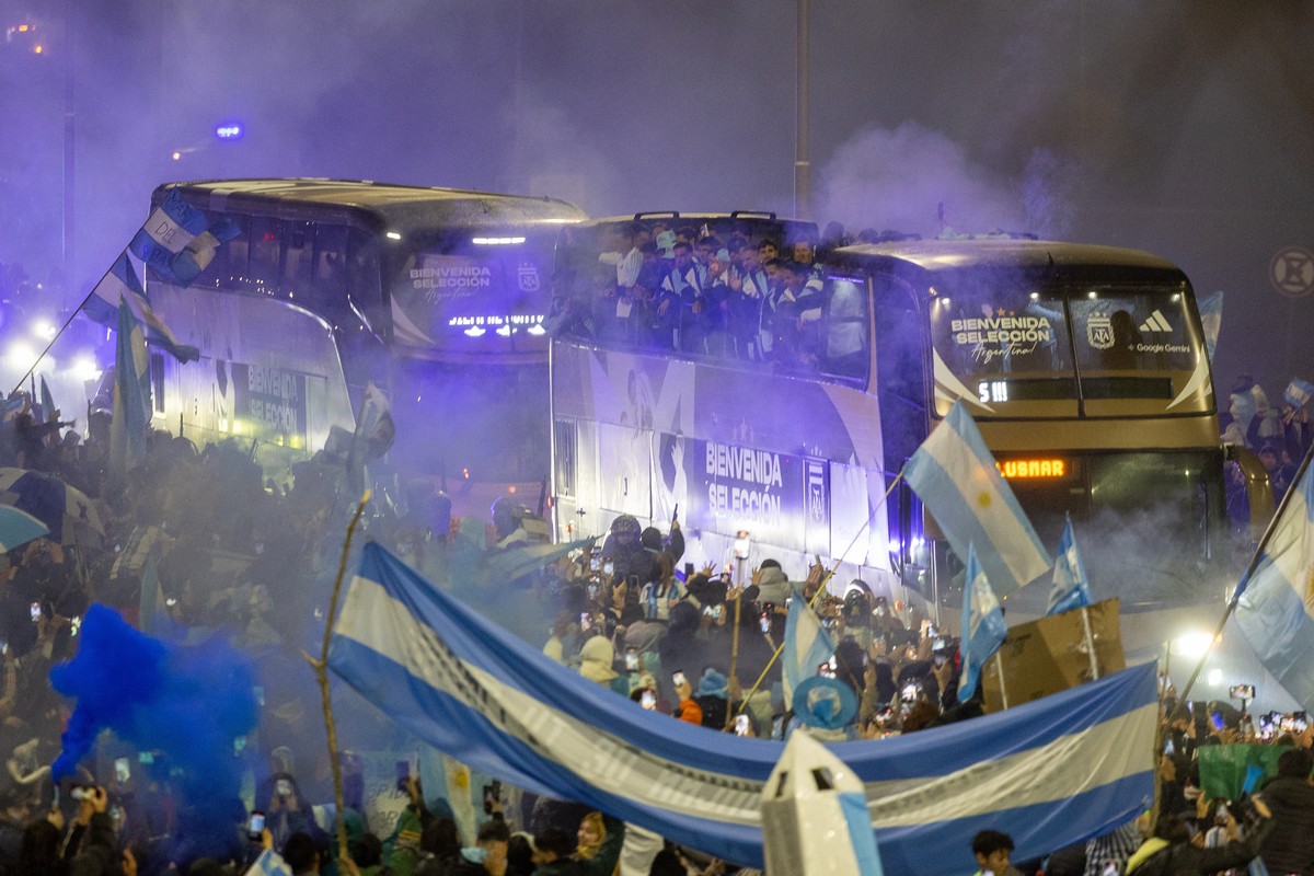 epa13123936 Fans welcome Argentina players following their return from the FIFA World Cup 2026 in Ezeiza, Buenos Aires province, Argentina, 20 July 2026. Argentina lost 1-0 to Spain in the final on 19 ...