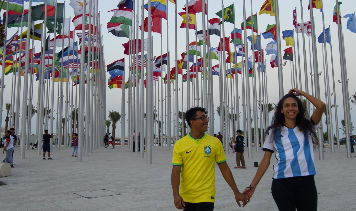 epa10255137 People walk at the new Flag Plaza in Doha, Qatar, 20 October 2022, 30 days to go until the opening ceremony of the FIFA World Cup Qatar 2022 on 20 November 2022. EPA/NOUSHAD THEKKAYIL