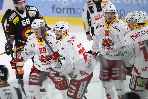 von links Marcus Sylvegard (EHCB), Petr Cajka (EHCB) Yanick Stampfli (EHCB), Mark Sever (EHCB) und Niklas Blessing (EHCB) jubeln nach dem Tor zum 2:2 im Eishockey Spiel der National League zwischen de ...
