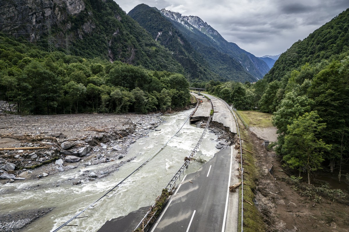 epaselect epa11431895 The highway A13 between Lostallo and Soazza destroyed by the force of the Moesa river, caused by heavy rain in the Misox valley, in Lostallo, southern Switzerland, 23 June 2024.  ...