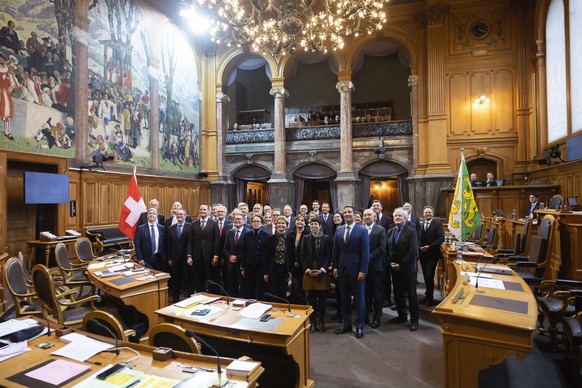 Die Staenderaete posieren fuer ein Gruppenbild, zu Beginn der Fruehlingssession der Eidgenoessischen Raete, am Montag, 27. Februar 2023, in Bern. (KEYSTONE/Peter Klaunzer)