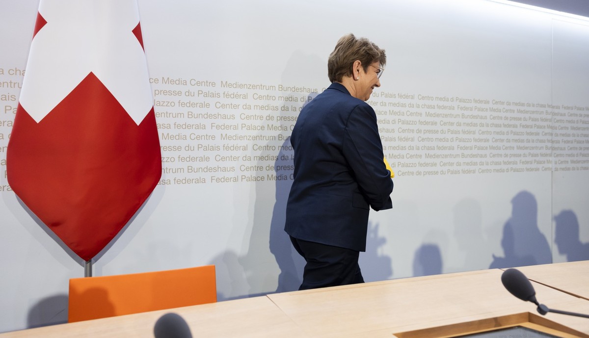 Bundesraetin Viola Amherd verlaesst den Konferenzsaal, nachdem sie waehrend einer Medienkonferenz ihren Ruecktritt bekannt gegeben hat, am Mittwoch, 15. Januar 2025 in Bern. (KEYSTONE/Peter Klaunzer)