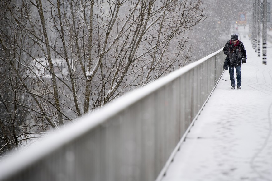 Eine Person laeuft im Schneegestoeber ueber eine Bruecke, am Samstag, 5. Januar 2019 in Bern. (KEYSTONE/Anthony Anex)