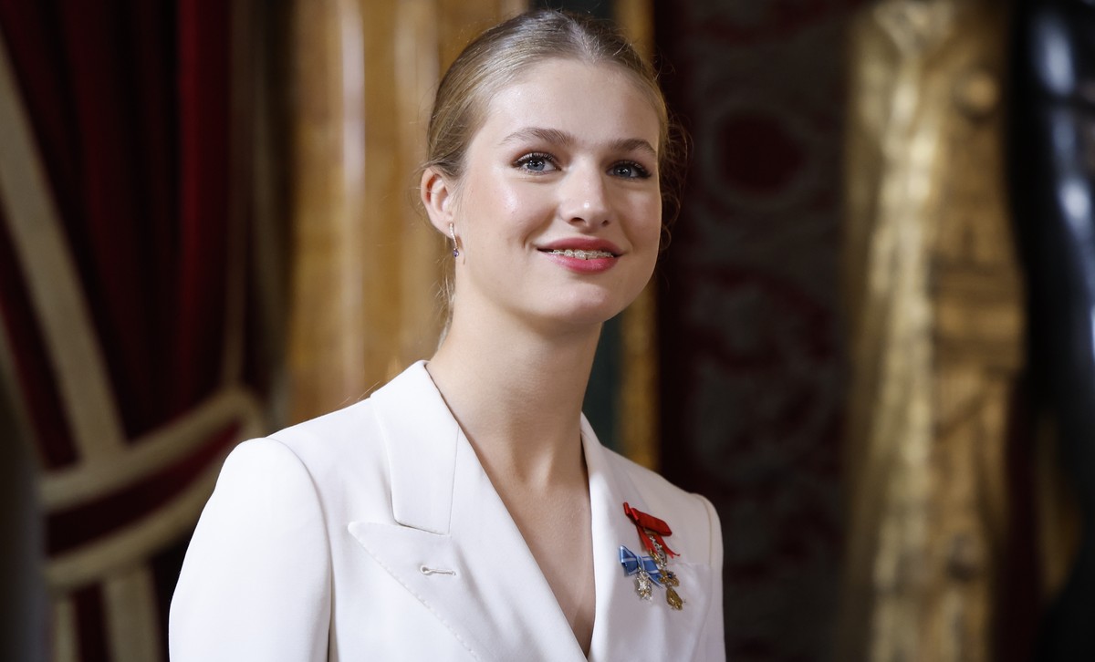 epa10950699 Spain's Crown Princess Leonor at the Royal Palace after the ceremony in which she swore allegiance to the Spanish Constitution at the Spanish Lower House, in Madrid, Spain, 31 October ...