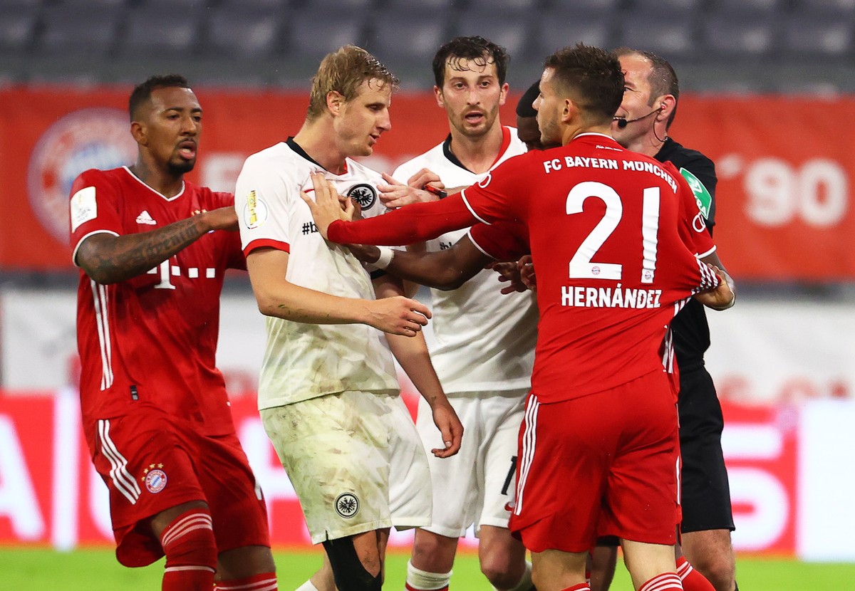 epa08478320 Eintracht Frankfurt's Martin Hinteregger (2-L) scuffles with Bayern Munich's Lucas Hernandez (2-R) during the German DFB Cup semi final soccer match between Bayern Munich and Ein ...