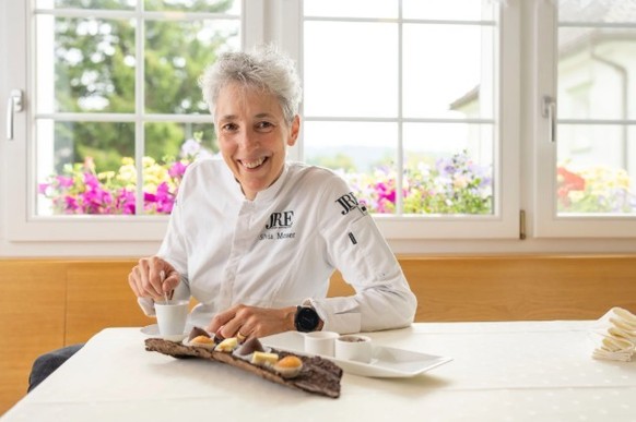 Silvia Mansers Restaurant «Truube» in Gais (Appenzell Ausserrhoden) wurde von «GaultMillau» und dem «Guide Michelin» mit 17 Punkten und einem Stern ausgezeichnet.