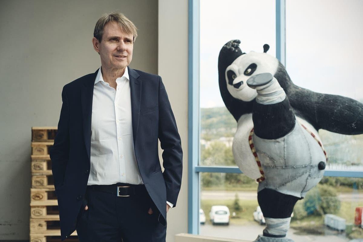 Bernhard Burgener, der Basler Filmemacher, tritt im Juni als Mehrheitsaktionär des FC Basel und als dessen Präsident ab.