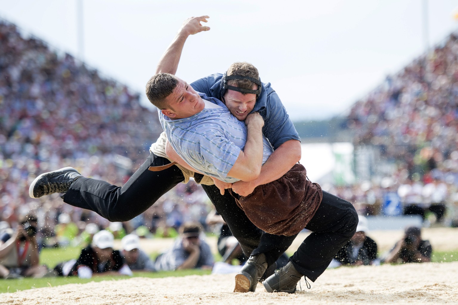 Matthias Glarner, rechts, und Armon Orlik, links, im Schlussgang beim Eidgenoessischen Schwing- und Aelplerfest (ESAF) Estavayer 2016 in Payerne, am Sonntag, 28. August 2016. (KEYSTONE/Urs Flueeler)