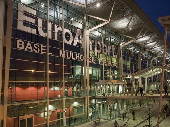 ARCHIV - ZUM ABSTURZ DES DEUTSCHEN KLEINFLUGZEUGS MIT EINEM TODESOPFER BEIM EUROAIRPORT STELLEN WIR IHNEN DIESES ARCHIVBILD ZUR VERFUEGUNG - Das Gebaeude des EuroAirport Basel Mulhouse Freiburg in Bas ...