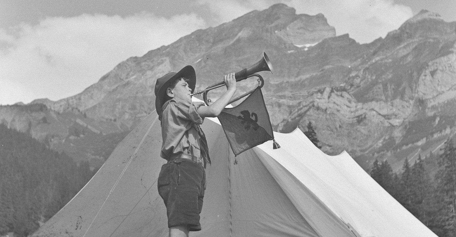 Ein junger Pfadfinder bläst zum Appell. Das Bild ist um 1940 entstanden.