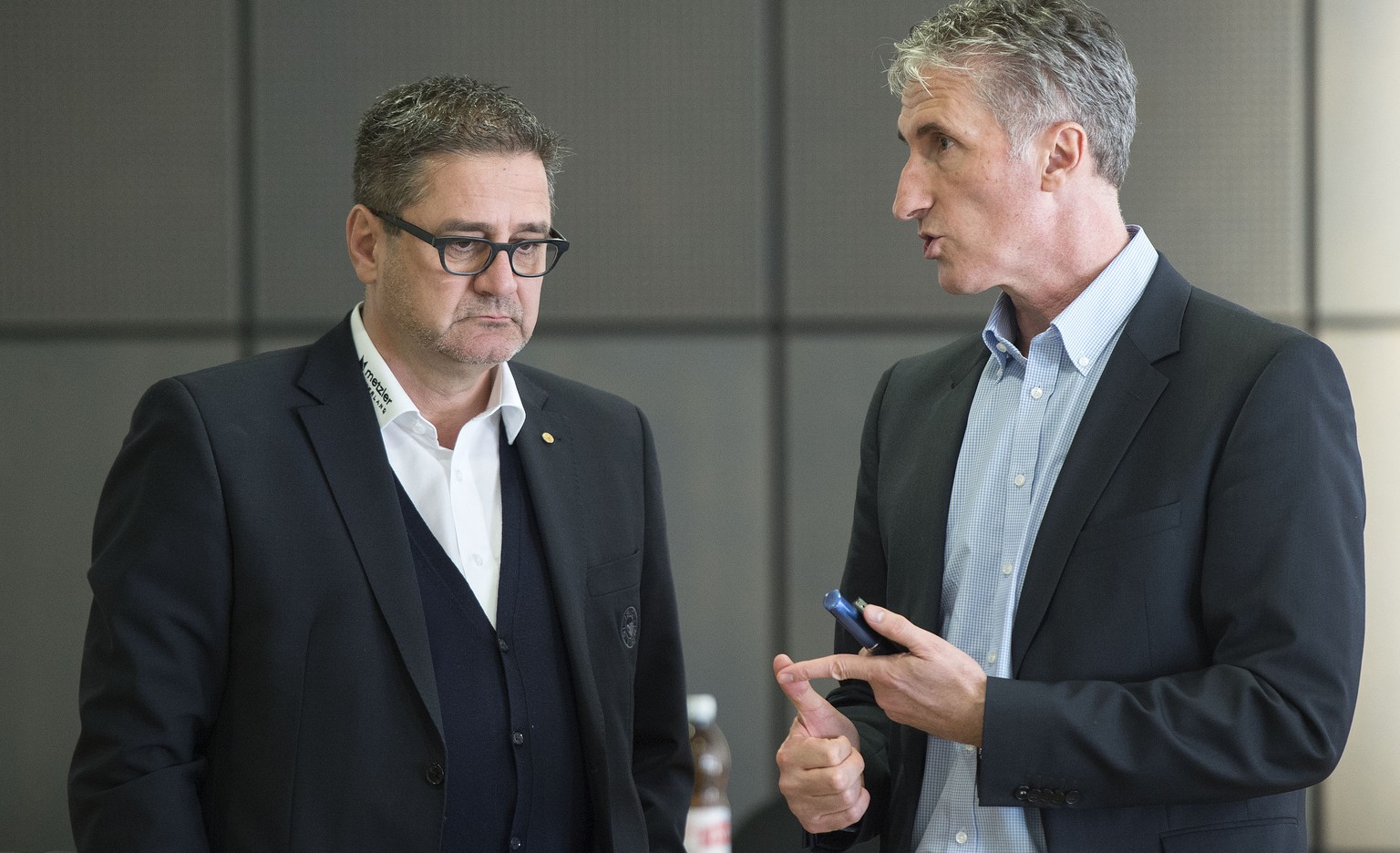 11.02.2015; Ittigen; Eishockey - Swiss Ice Hockey Federation National League Versammlung; 
Marc Luethi, CEO SC Bern und Peter Zahner CEO ZSC Lions
(Urs Lindt/freshfocus)