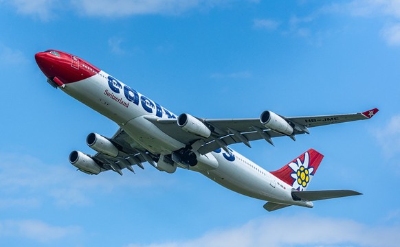 Ein Airbus A340-313X von Edelweiss Air startet vom Flughafen Z√ºrich. Registration HB-JME. Z√ºrich, Schweiz, 24.04.2023 Flugzeuge