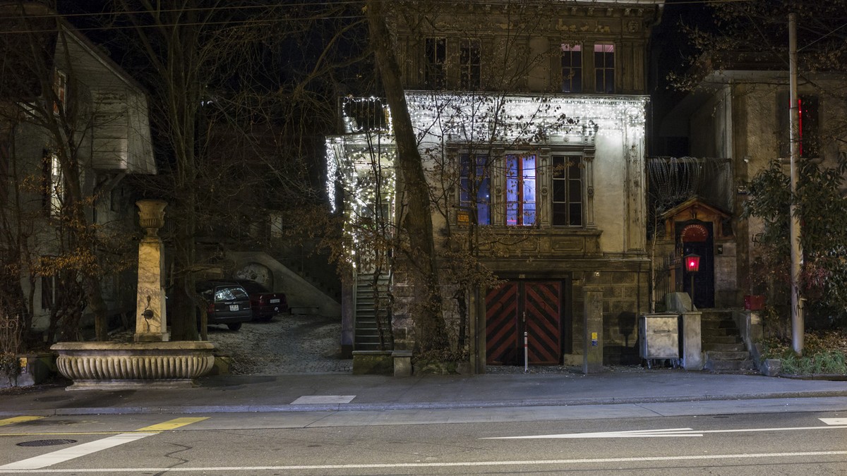 Blick auf das Gebaeude der Notschlafstelle Sleeper und des Clubs Dead End, am spaeten Abend des Samstag, 13. September 2014 in Bern. Die Notschlafstelle Sleeper Bern gewinnt den Sozialpreis 2014 der S ...
