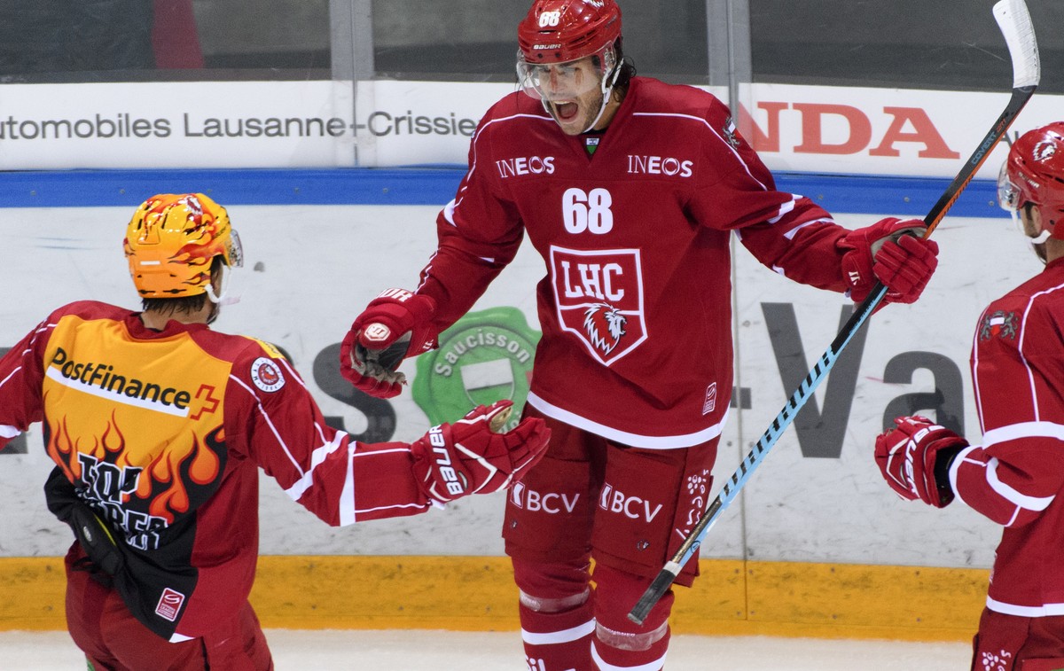 L'attaquant lausannois Sven Ryser, centre, celebre le premier but avec le Top Scorer lausannois Yannick Herren, gauche, lors du match du championnat suisse de hockey sur glace de National League  ...