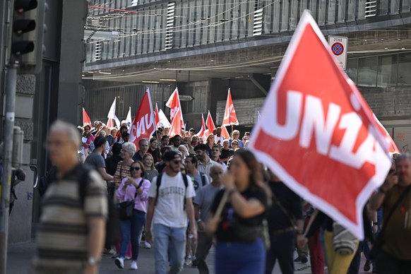 Demonstrantinnen und Demonstranten anlaesslich einer Kundgebung, am Samstag, 16. September 2023, in Bern. Gewerkschaften wie SGB und UNIA fordern mit ihrer Kaufkraft-Demo hoehere Loehne und Renten. (K ...