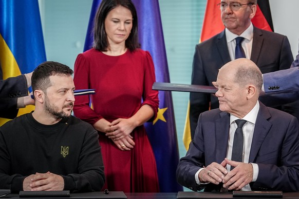 16.02.2024, Berlin: Bundeskanzler Olaf Scholz (SPD, unten r.) und Wolodymyr Selenskyj (l), Pr