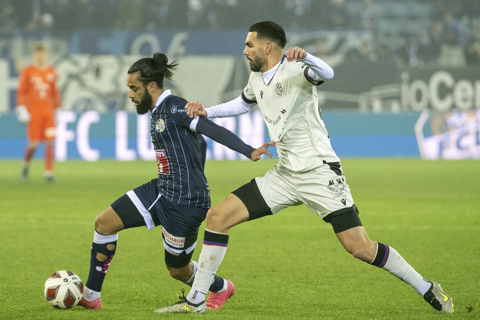 Luzerns Sofyan Chader, links, gegen Basels Adrian Barisic, rechts, im Fussball Meisterschaftsspiel der Regular Season der Super League zwischen dem FC Luzern und dem FC Basel 1893 in der Swissporarena ...