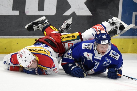 Der Zuercher Mike Kuenzle, rechts, im Bodenkampf mit dem Klotener Steve Kellenberger, links, beim Eishockey-Qualifikationsspiel der National League A ZSC Lions gegen den EHC Kloten im Hallenstadion in ...