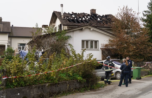 Blick auf ein durch einen Brand zerstoertes Wohnhaus in Leuzingen BE, am Montag, 18. Oktober 2021. Beim Brand im Berner Seeland sind in der Nacht auf Montag zwei Kinder ums Leben gekommen. Vier weiter ...