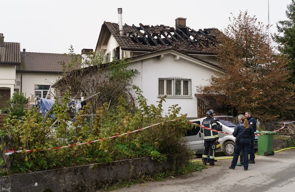 Blick auf ein durch einen Brand zerstoertes Wohnhaus in Leuzingen BE, am Montag, 18. Oktober 2021. Beim Brand im Berner Seeland sind in der Nacht auf Montag zwei Kinder ums Leben gekommen. Vier weiter ...