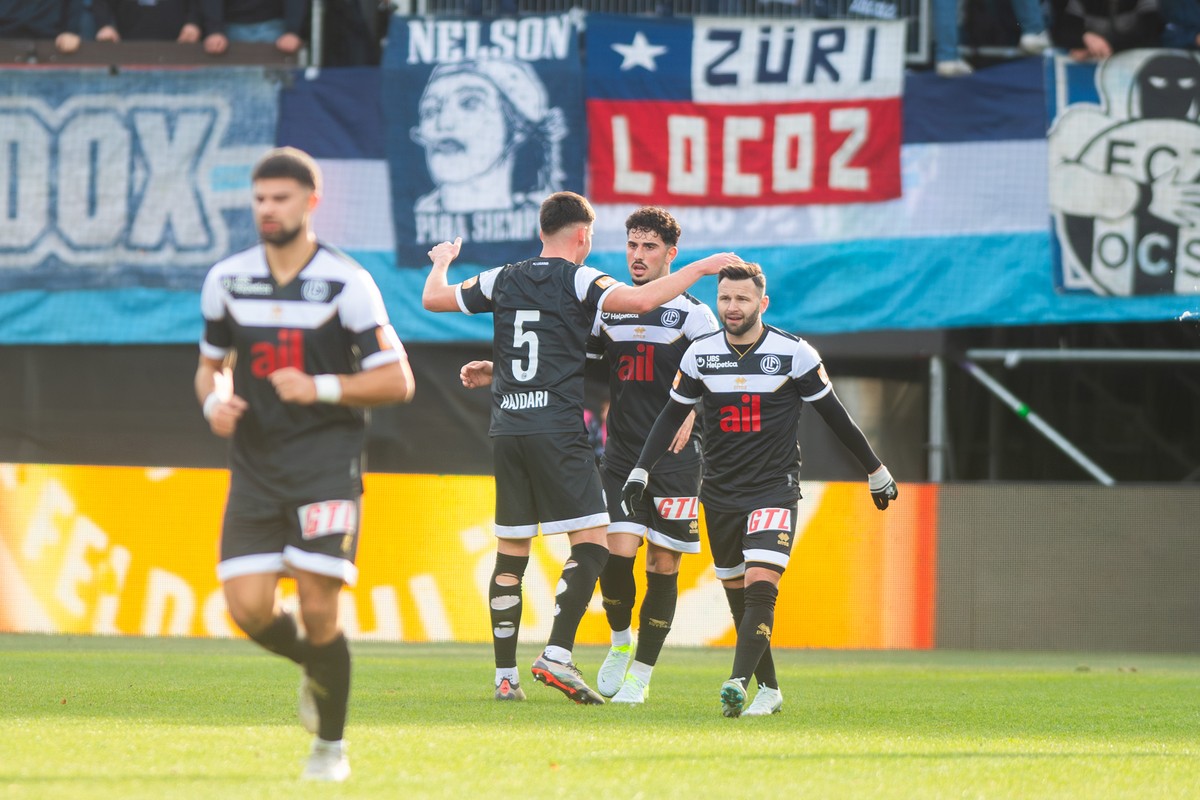 Shkelqim Vladi (LUG), center, celebrates the 3-1 goal with Albian Hajdari (LUG) left, during the Super League soccer match FC Lugano against FC Zurich, at the Cornaredo Stadium in Lugano, Sunday, Nove ...
