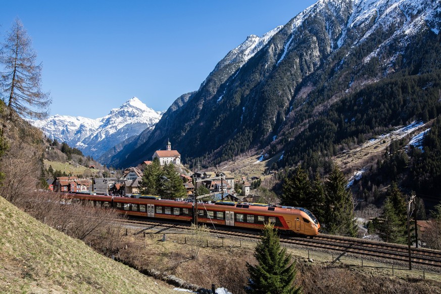 Treno Gottardo Wassen Kirche Göschenen