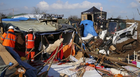 Französische Polizeieinheiten räumen einen Teil des Flüchtlingslagers in Calais.<br data-editable="remove">