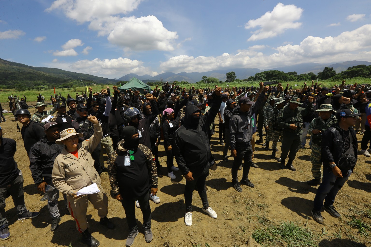 epa12374947 People participate in military exercises at Fort Paramacay in Valencia, Venezuela, 13 September 2025. Venezuelans in several states are responding to President Nicolas Maduro&#039;s call f ...