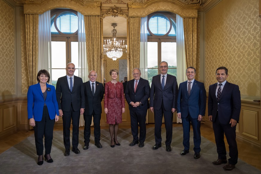 er neugewaehlte Bundesrat Ignazio Cassis, 2. von links, posiert mit dem Gesamtbundesrat, von links, Bundespraesidentin Doris Leuthard, Alain Berset, Ueli Maurer, Simonetta Sommaruga, Johann Schneider- ...