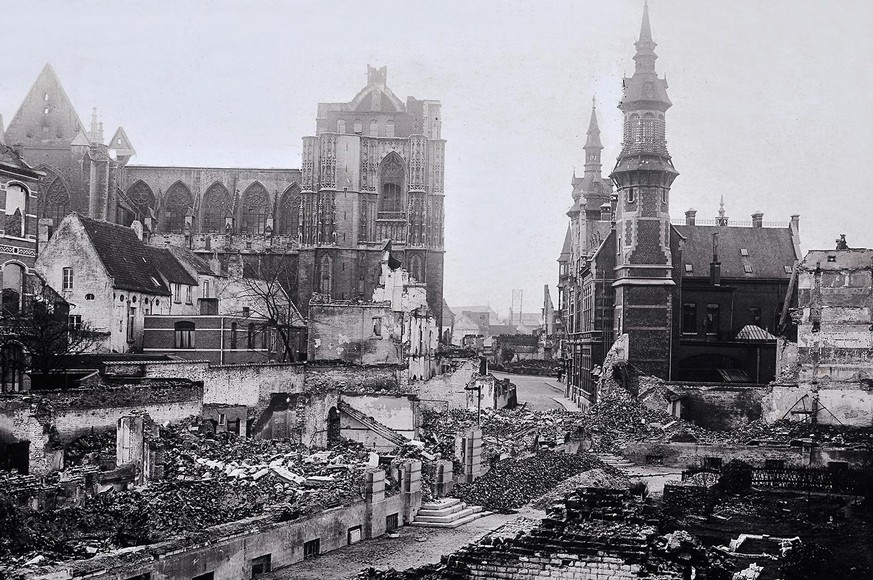 Die belgische Stadt Leuven liegt nach der Zerstörung durch die deutschen Armee im Ersten Weltkrieg in Trümmern, um 1914.
https://commons.wikimedia.org/wiki/File:Lovaina,_destrucciones_I_Guerra_Mundial ...