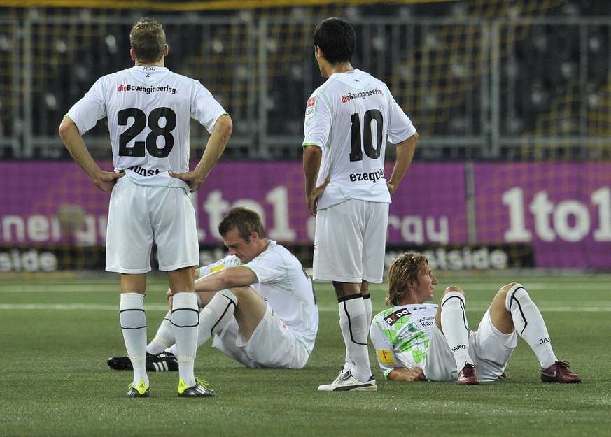 Enttaeuschte St. Gallen Spieler nach dem Fussball Super League Spiel zwischen den Berner Young Boys und dem FC St. Gallen, am Mittwoch 25. Mai 2011, im Stade de Suisse in Bern. (KEYSTONE/Peter Schneid ...