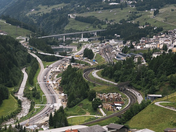 Auf der A2 bei Airolo TI ist ein Car in einen vor einem Rotlicht wartenden Lastwagen gefahren. Zwei Personen wurden dabei verletzt. (Archivbild)